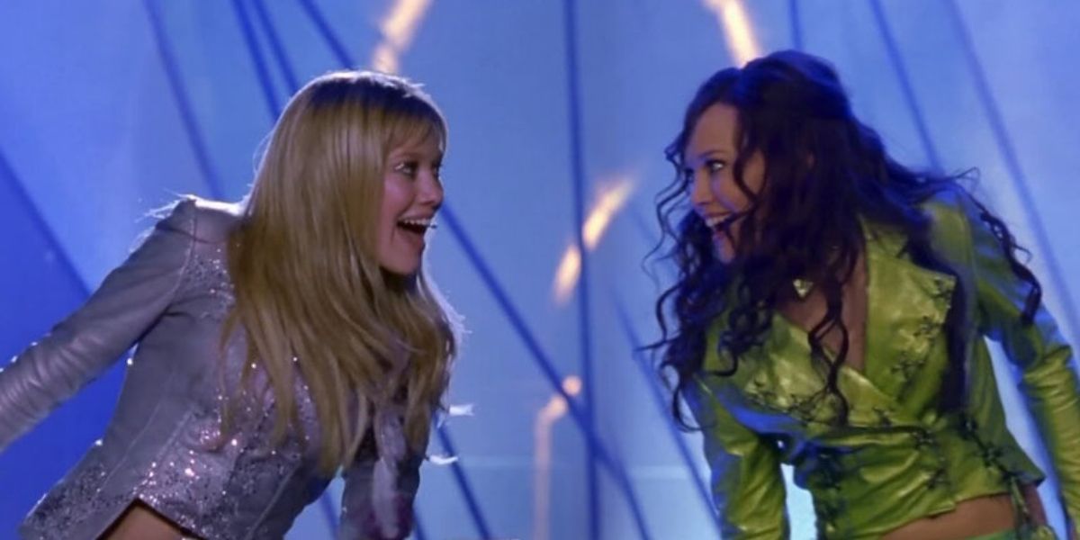Hilary Duff as both Lizzie and Isabella singing on stage in The Lizzie McGuire Movie (2003)