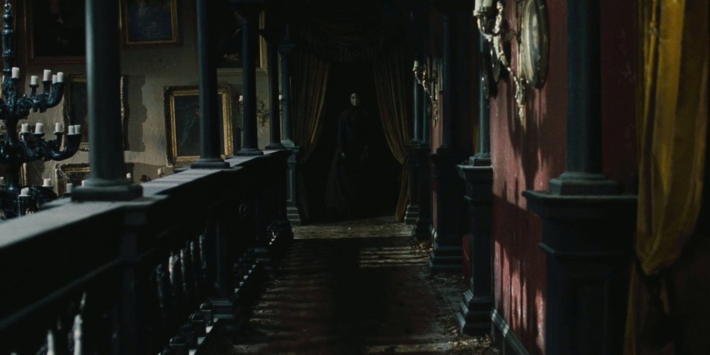 Um fantasma no corredor em A Mulher de Preto