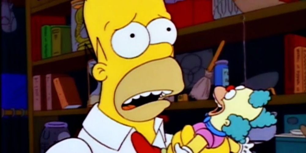 Homer Simpson com o boneco Krusty amaldiçoado em Treehouse of Horror III