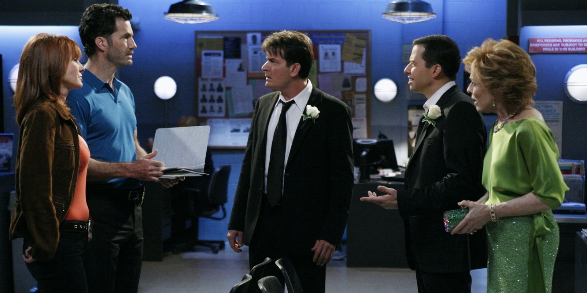Charlie (Charlie Sheen), Alan (Jon Cryer), and Evelyn (Holland Taylor) speaking with detectives in Two and a Half Men episode Fish in a Drawer