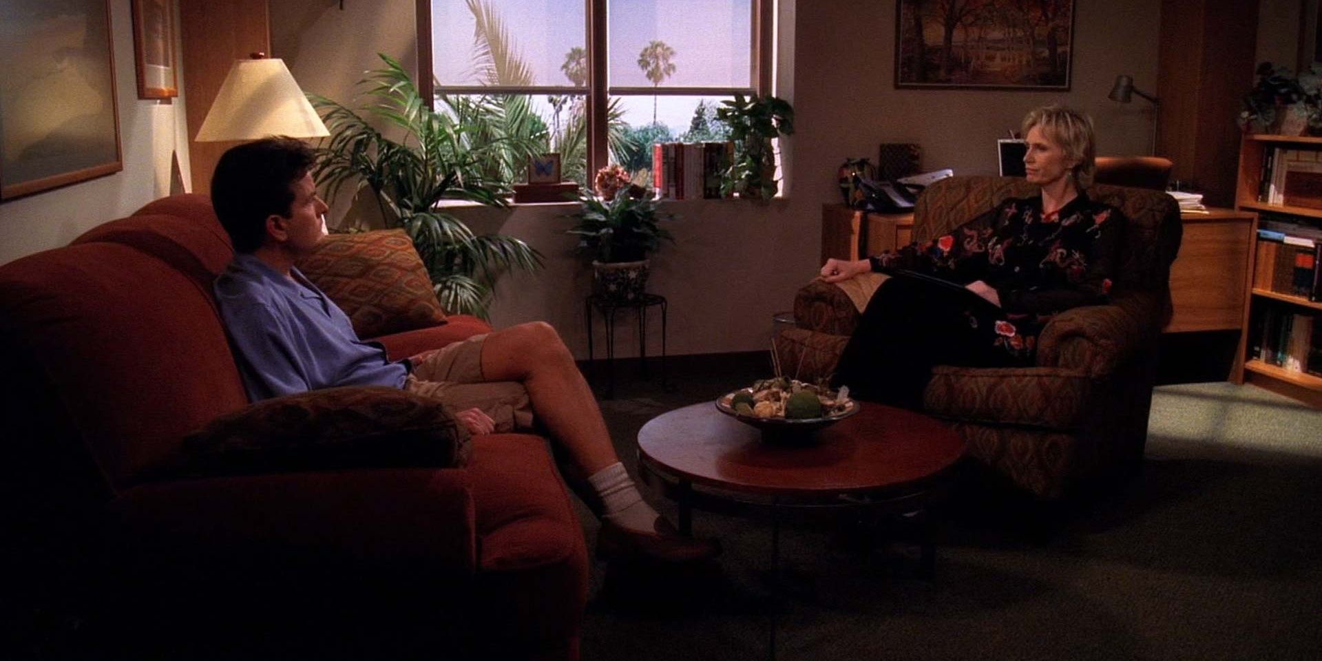 Charlie (Charlie Sheen) speaks with therapist Dr. Linda Freeman (Jane Lynch) in Two and a Half Men