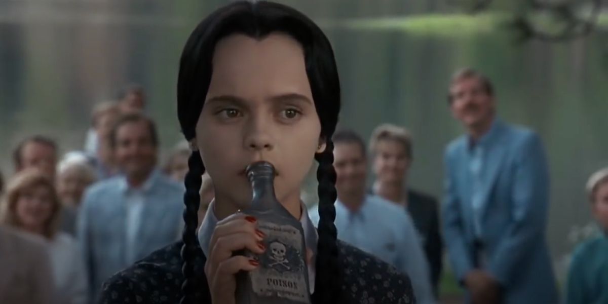Christina Ricci como quarta-feira bebendo veneno em The Addams Family Values