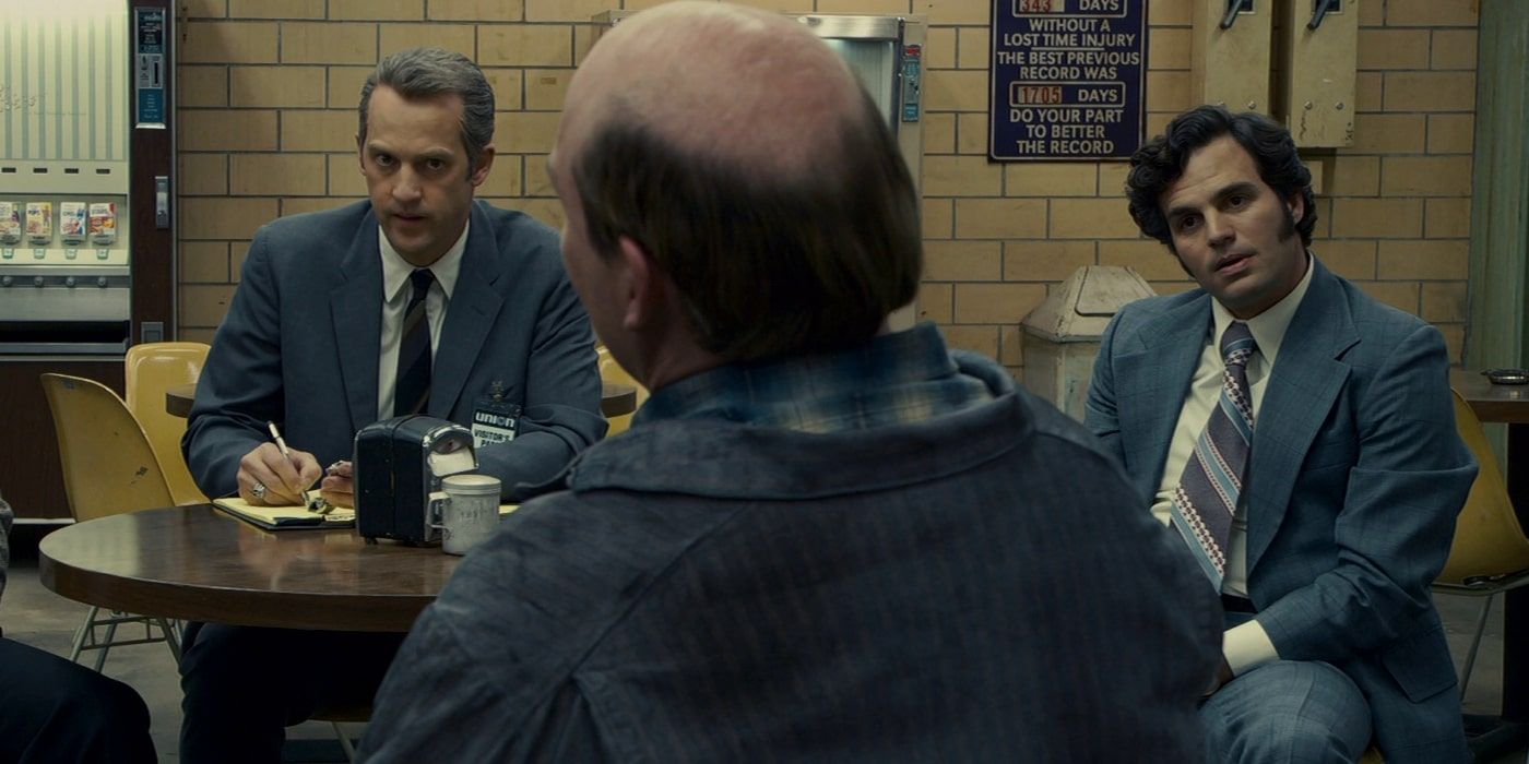 anthony edwards and mark ruffalo talk to other detectives in zodiac