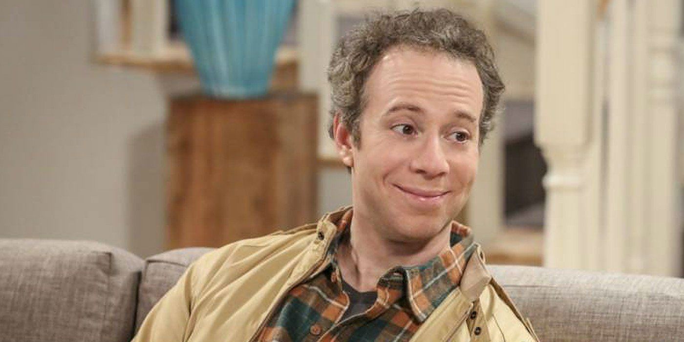 Stuart smiling widely in The Big Bang Theory.