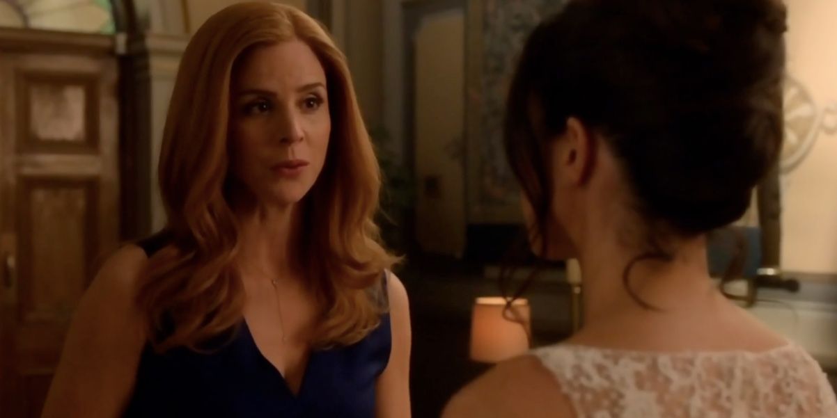 Donna and Rachel talking in Suits