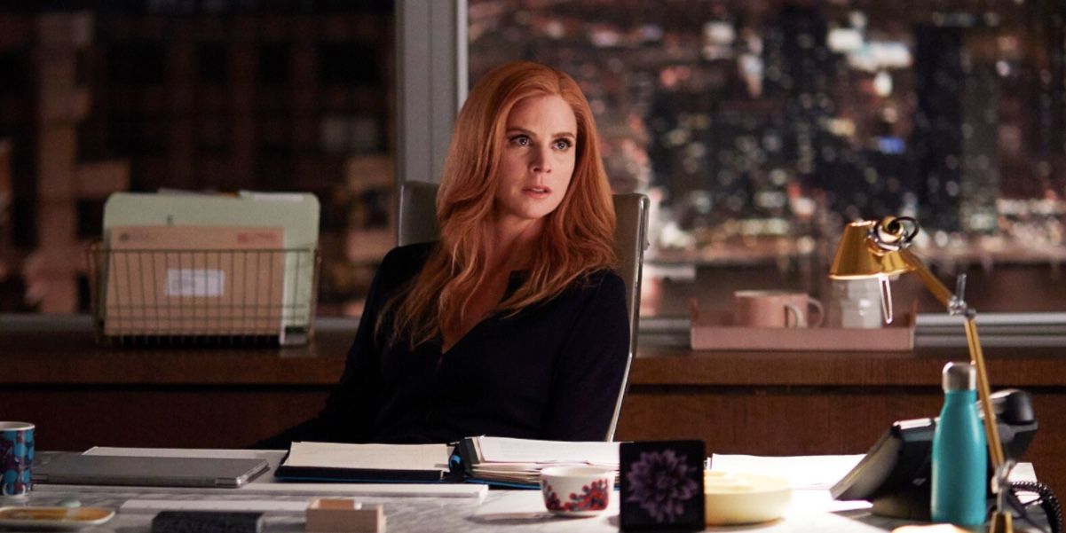 Donna sat at her desk as COO in Suits