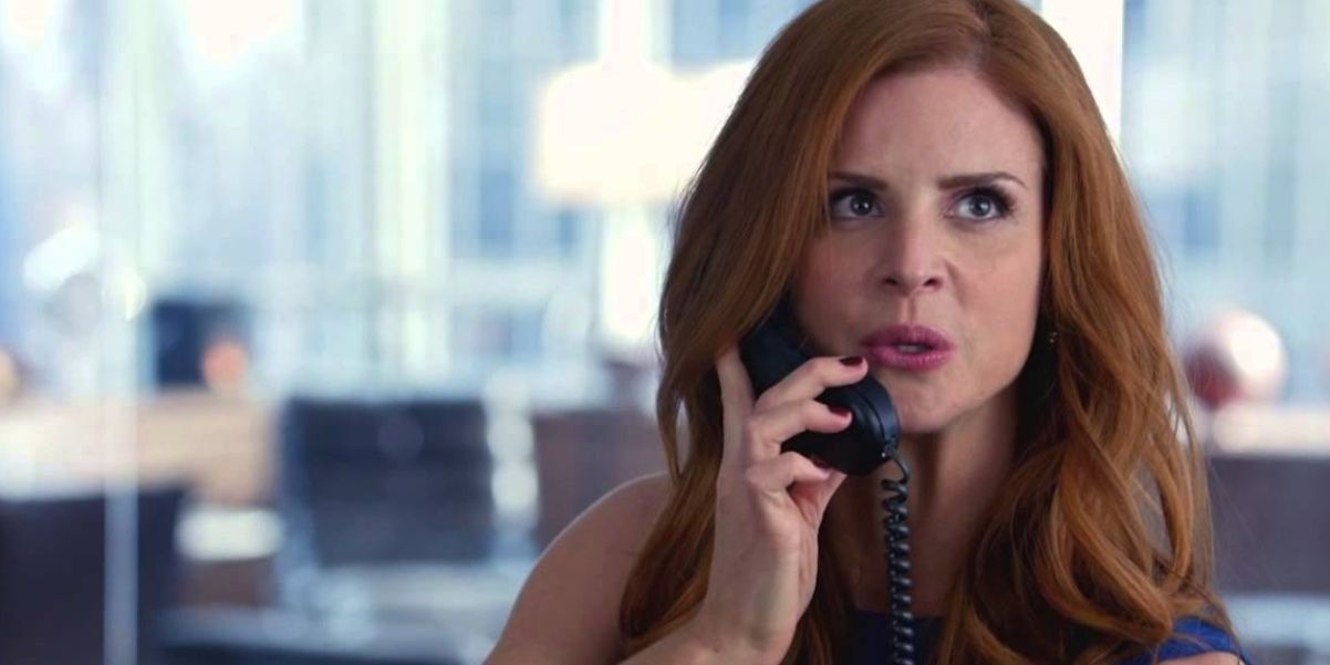 Donna on the phone in Suits