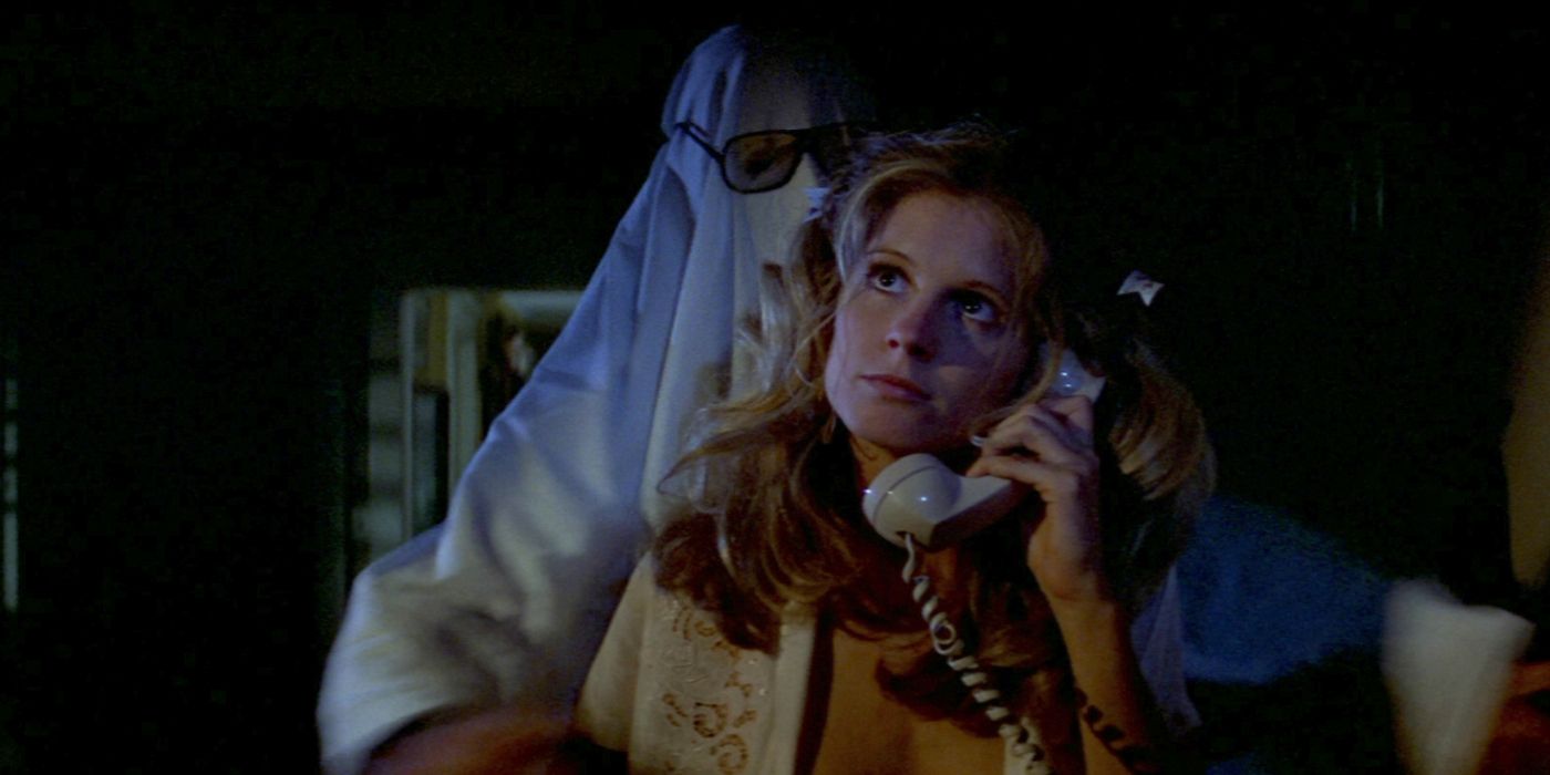 Michael Myers covered in a sheet approaching Lynda from behind in Halloween