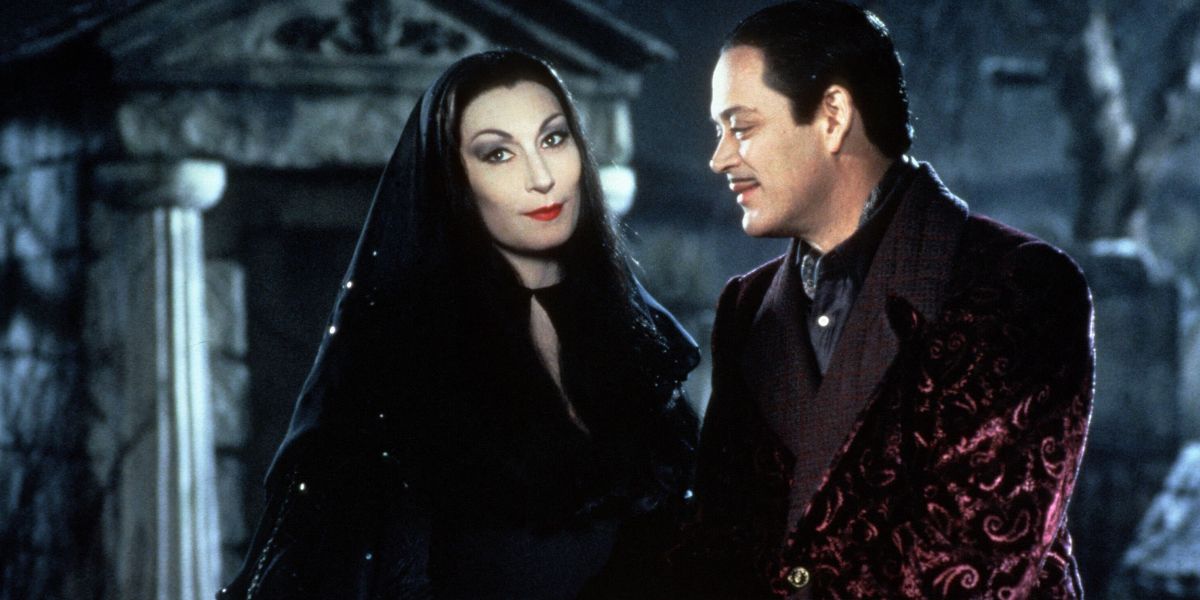 Morticia e Gomez na cena do cemitério em Addams Family Values 