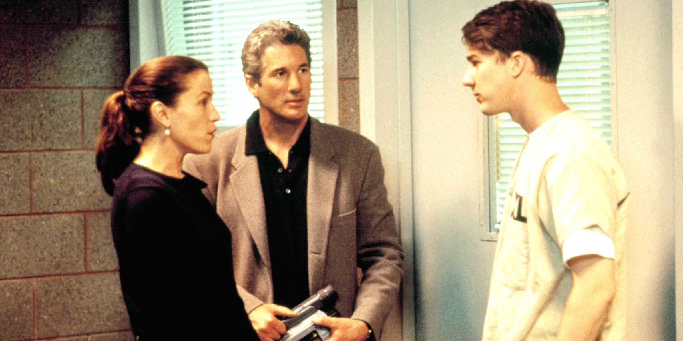 Edward Norton and Richard Gere talk with a woman in Primal Fear