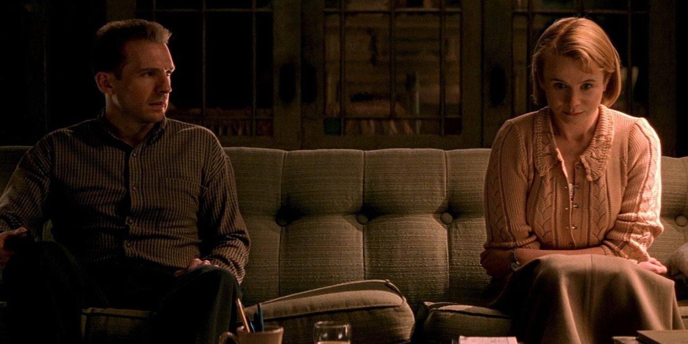 Fiennes and Watson in Red Dragon sitting down on a sofa