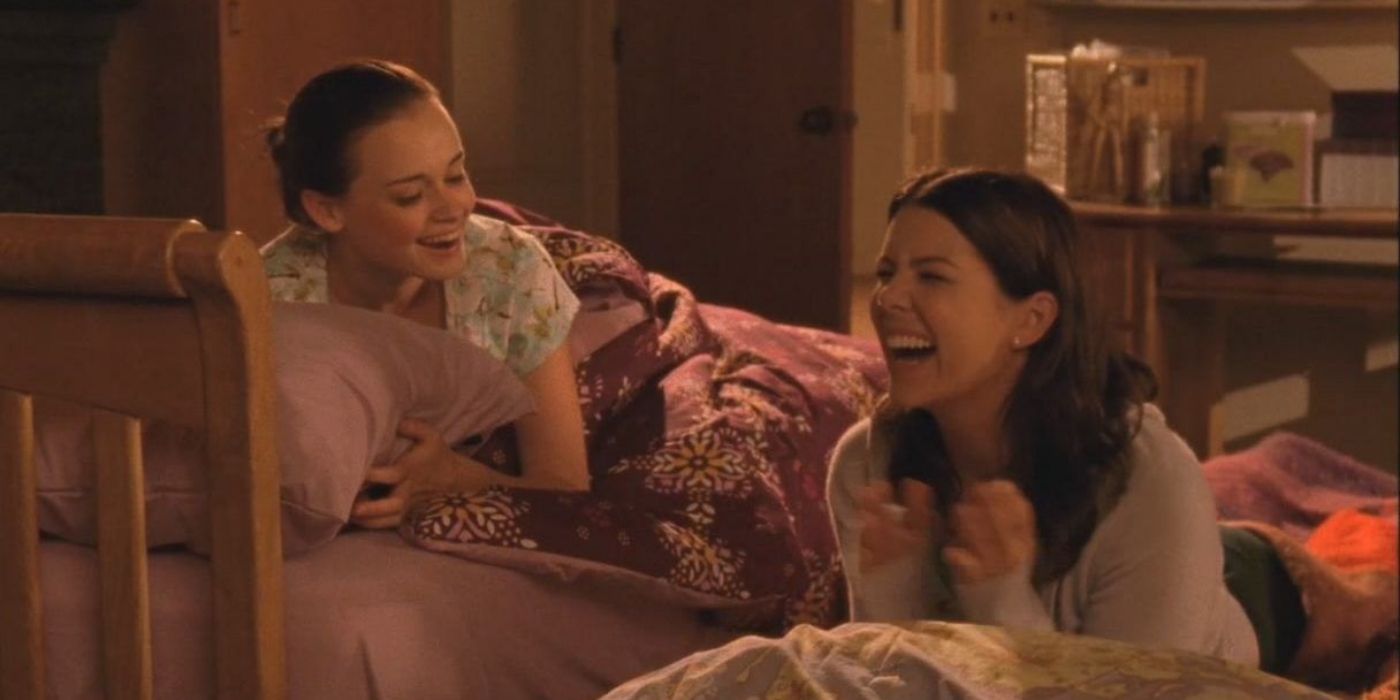 Rory and Lorelai laughing at Yale in Gilmore Girls