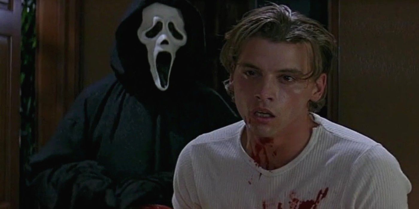 Skeet Ulrich as Billy Loomis with Ghostface behind him in Scream (2022)