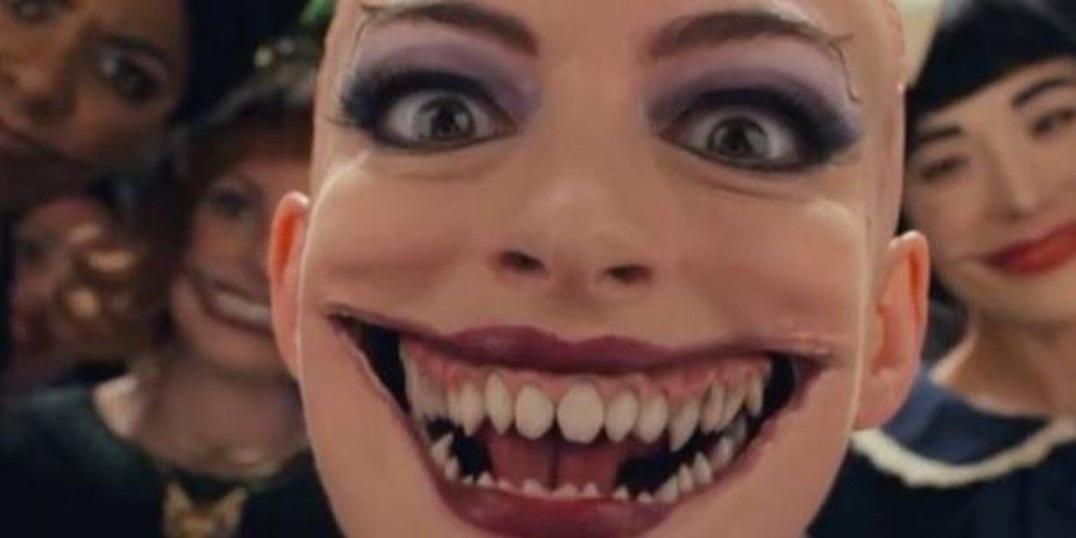 the grand high witch anne hathaway smiling