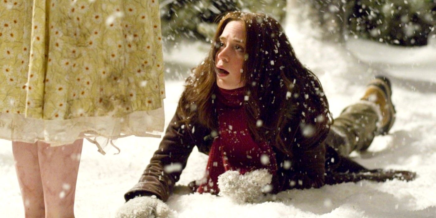 Uma jovem caindo na neve em Wind Chill