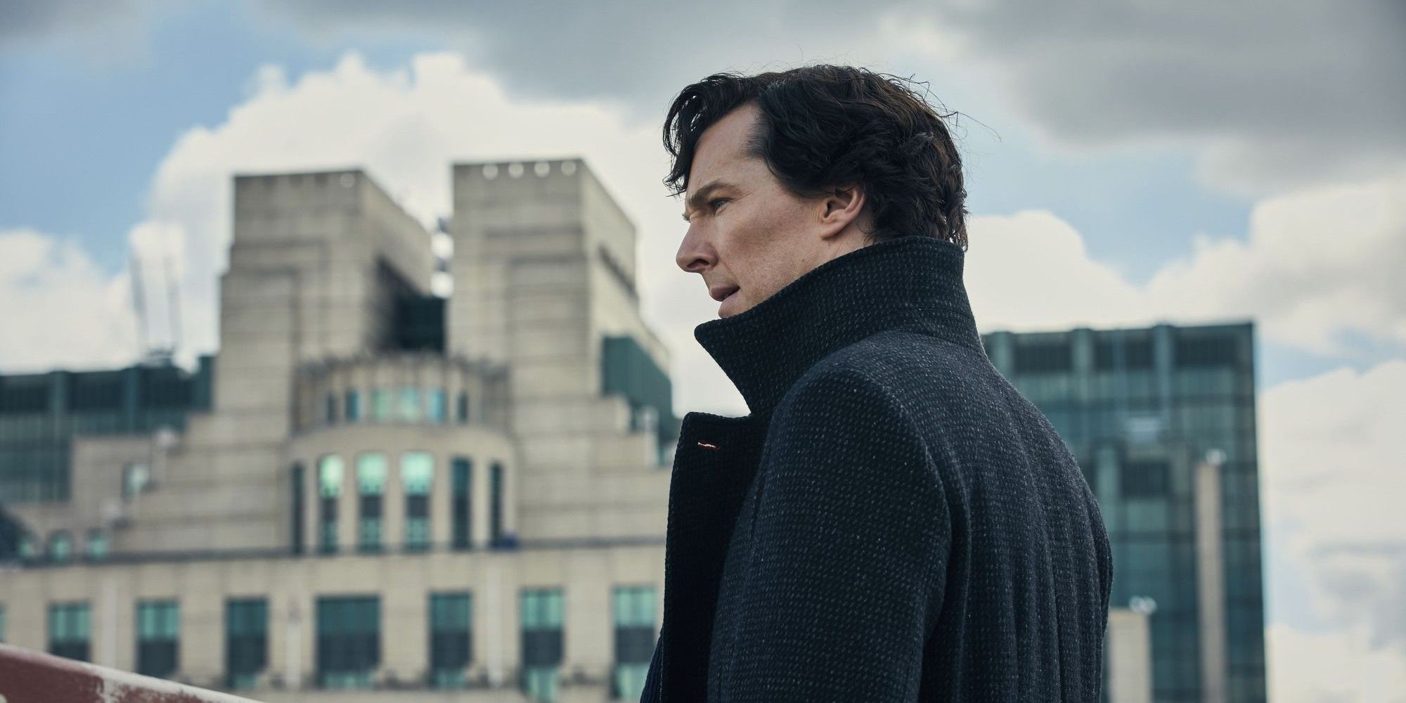 Sherlock debout au bord d'un bâtiment dans Sherlock de la BBC