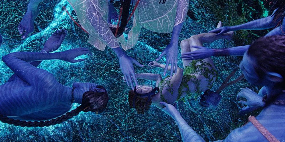 Grace and her Na'vi body lying on the Elder Tree before she dies in Avatar