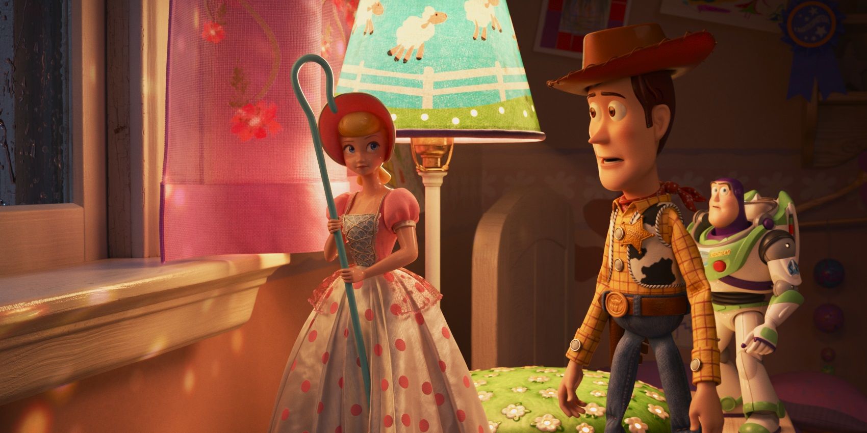 Bo tenta ajudar Woody e Buzz a salvar um brinquedo perdido em Toy Story 4.