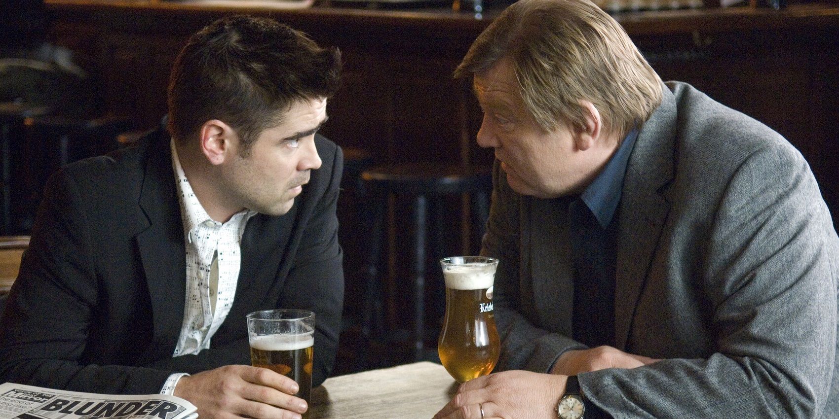 Colin Farrell y Brendan Gleeson sentados con cervezas en In Bruges