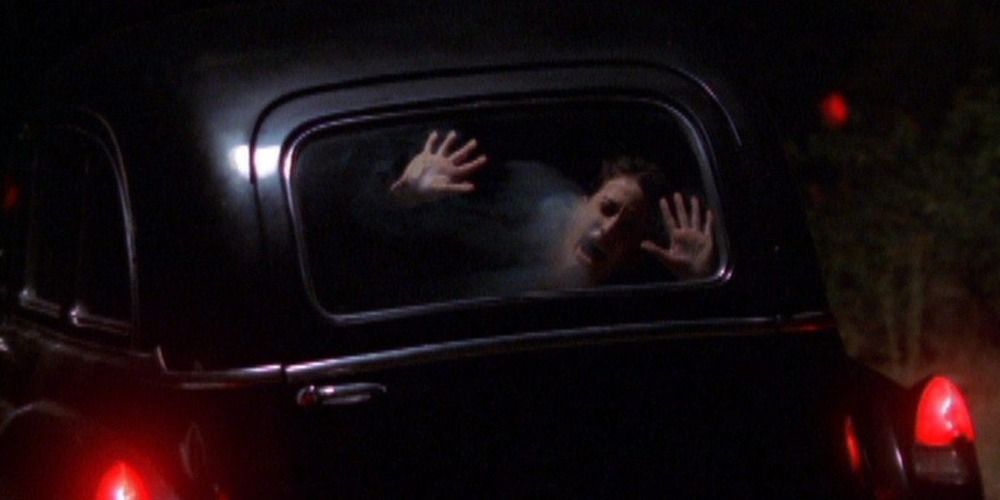 Someone screaming in a car in Dead End (2003)