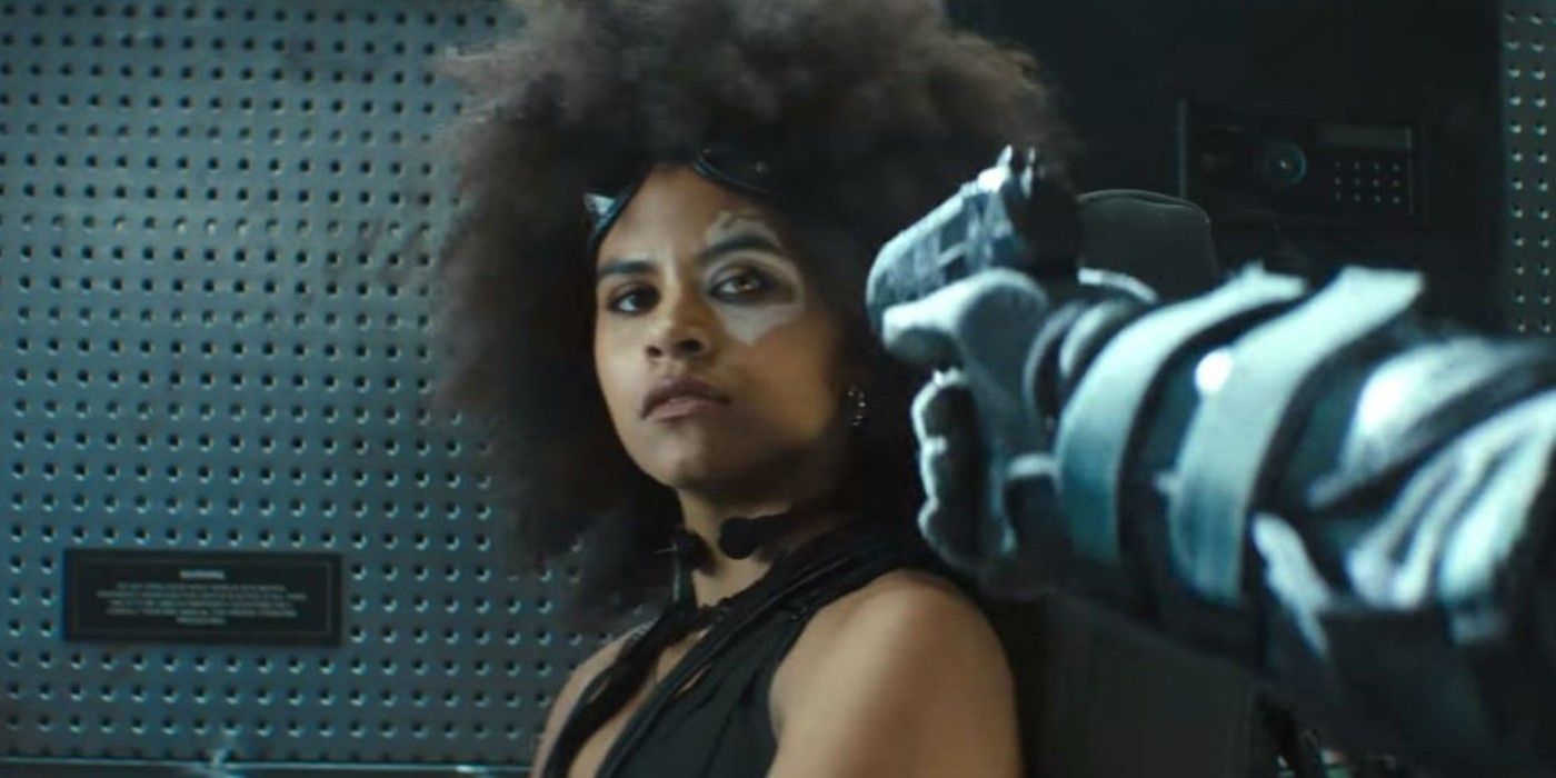 Domino com uma arma apontada para o rosto em Deadpool 2