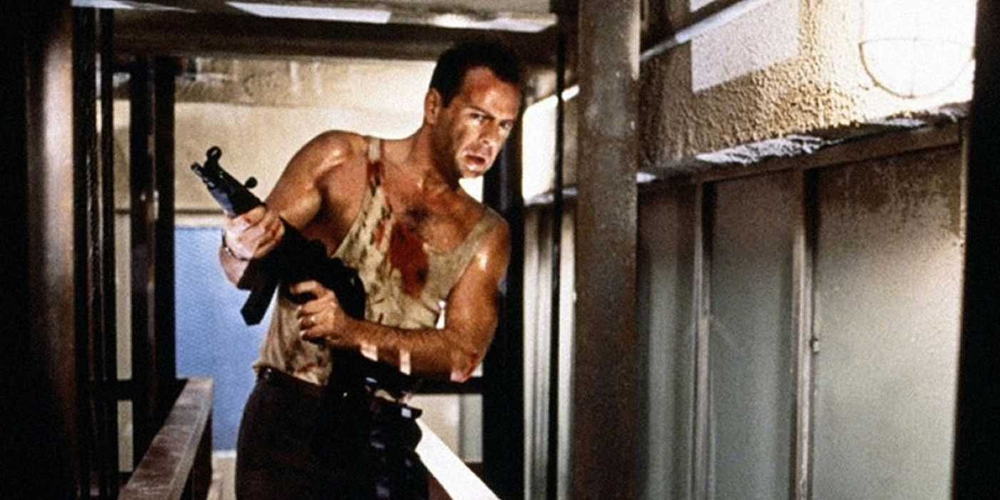 John McClain com uma arma em Die Hard.