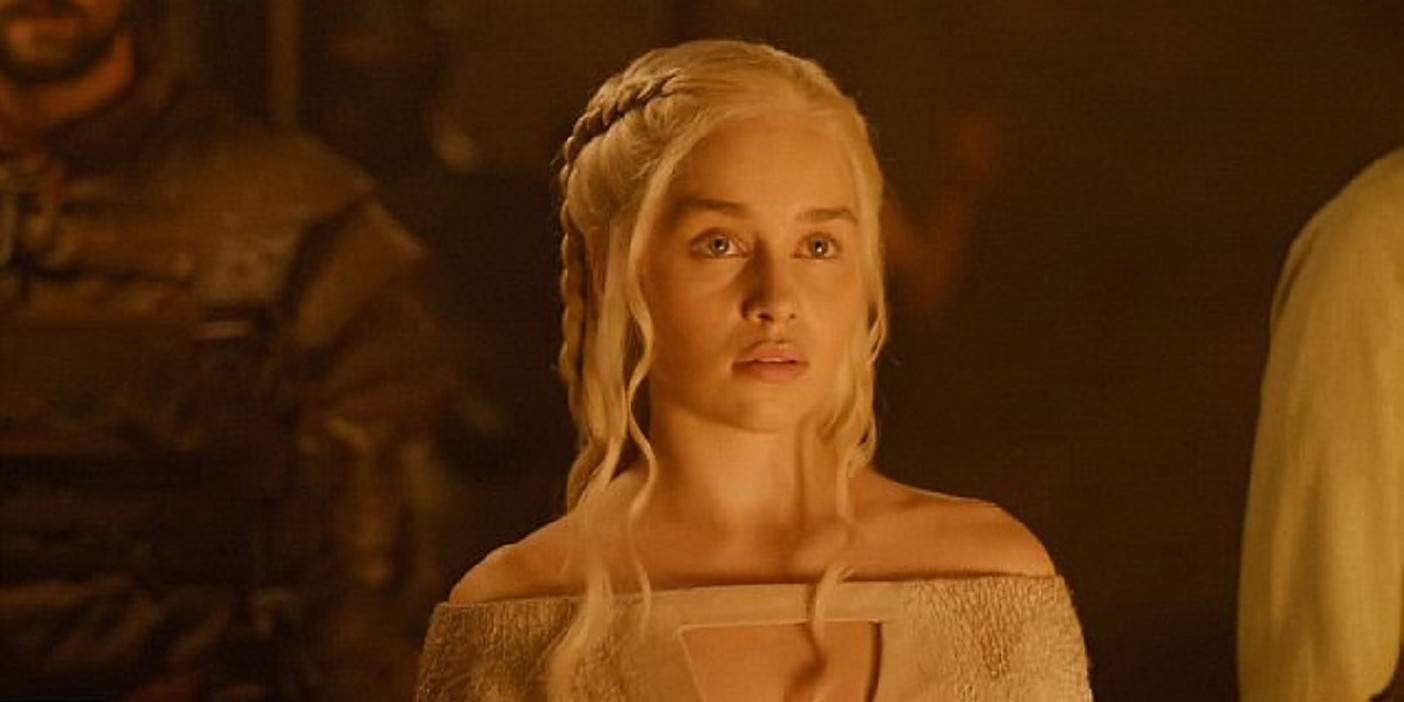 Daenerys em frente a uma fogueira em Game of Thrones