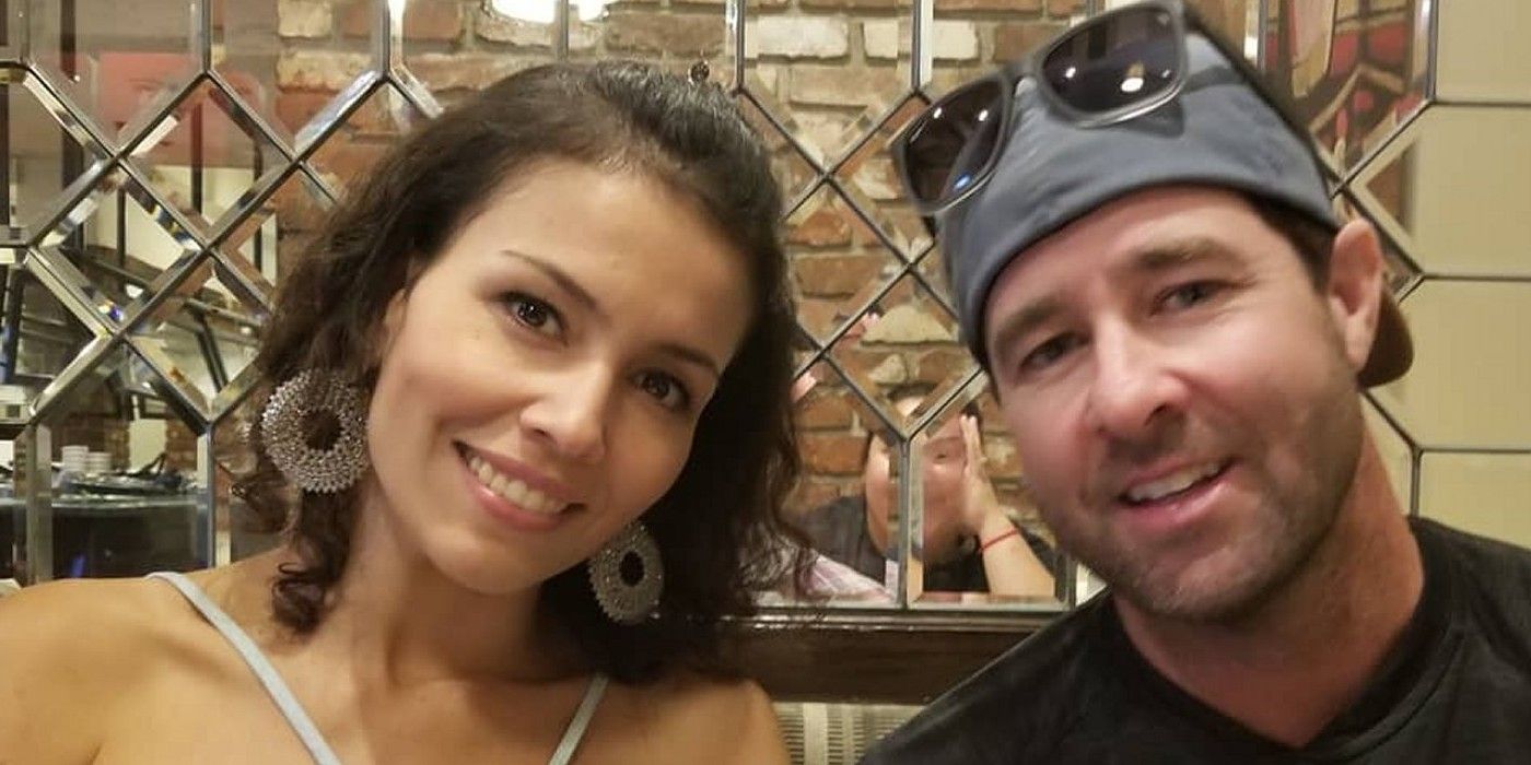 Evelyn Halas Justin Halas noivo de 90 dias sorrindo do lado de fora