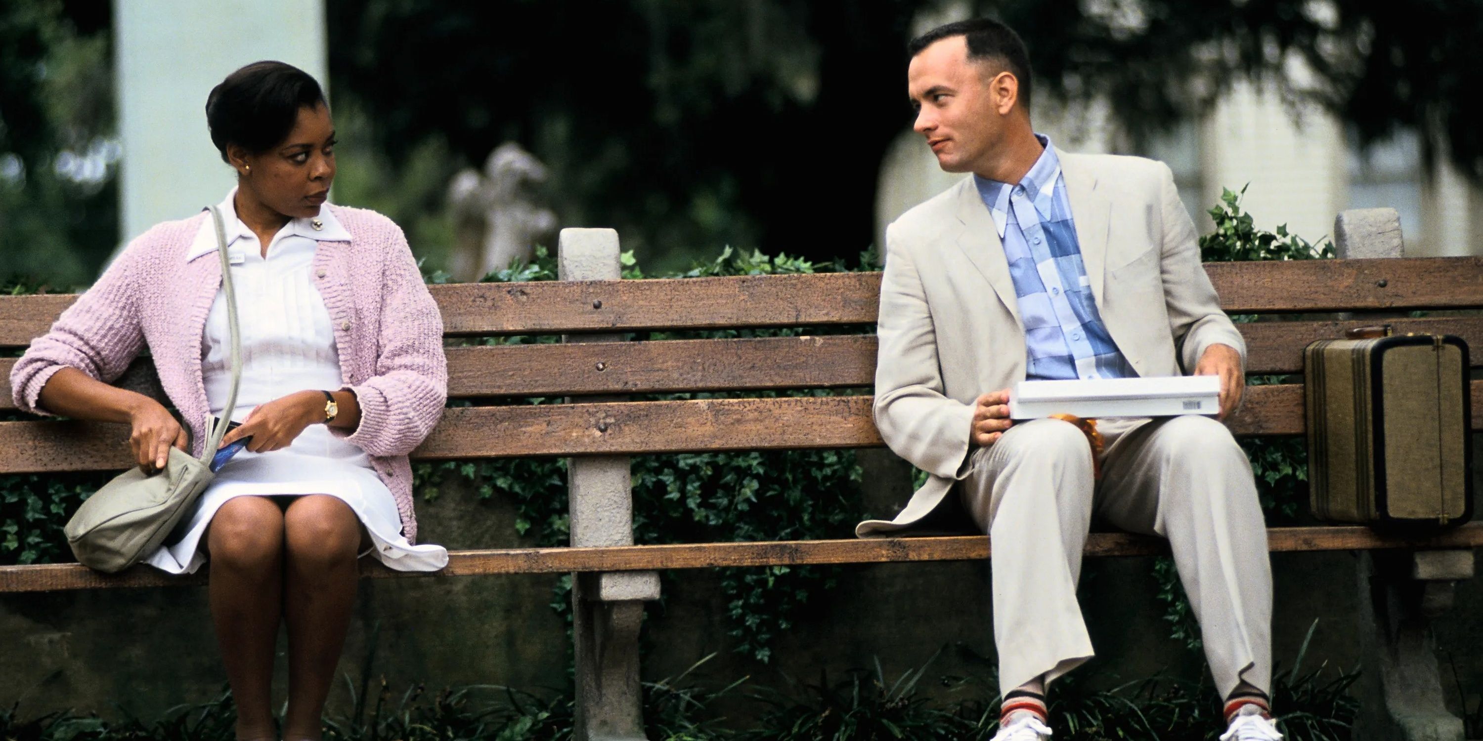 Tom Hanks como Forrest Gump conversando com o estranho no banco