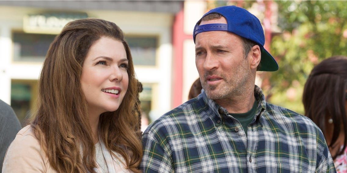Lorelai and Luke talking to each other in Gilmore Girls: A Year in the Life 