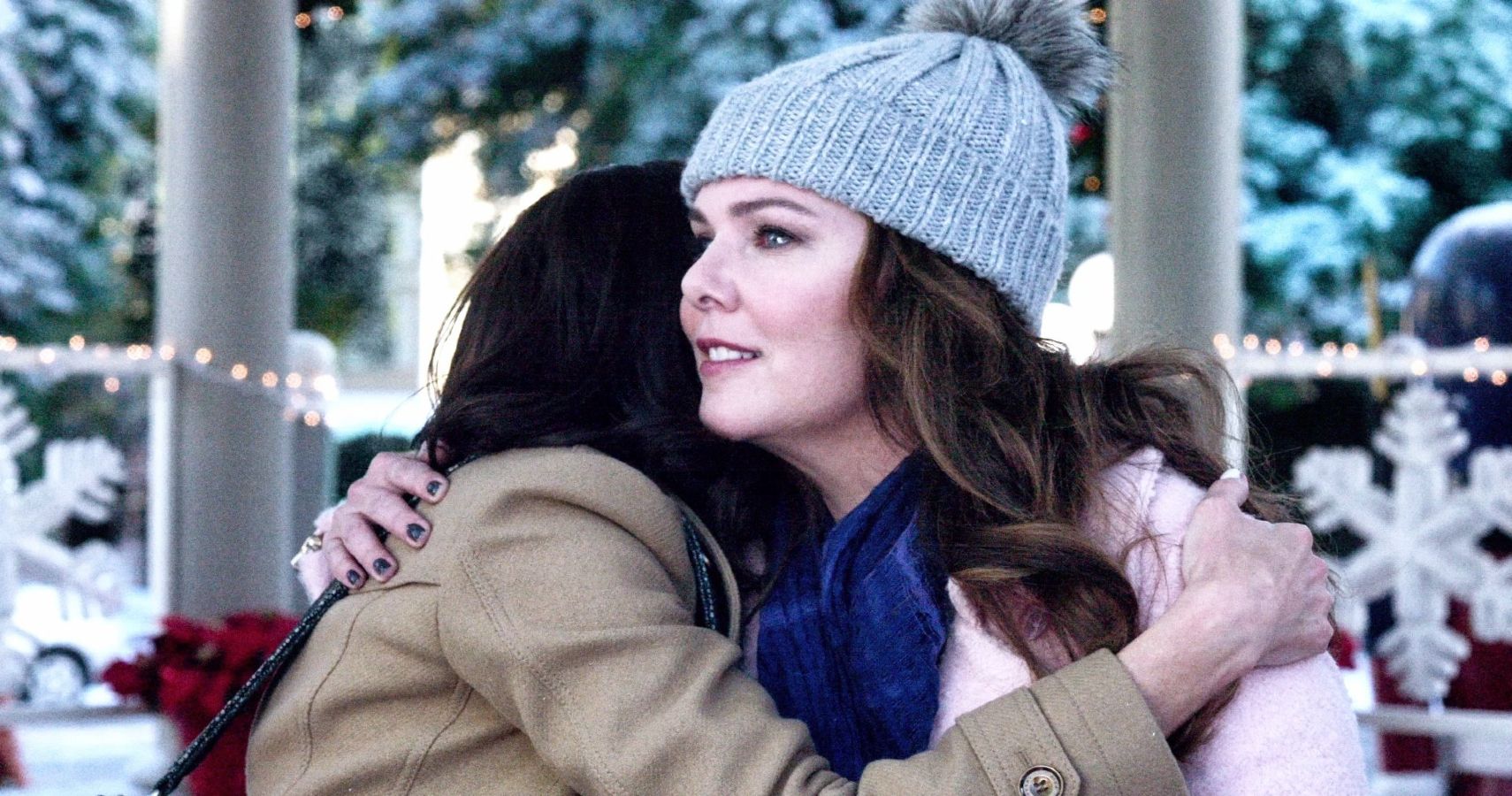 Lorelai and Rory hug in the snow in Gilmore Girls A Year in the Life