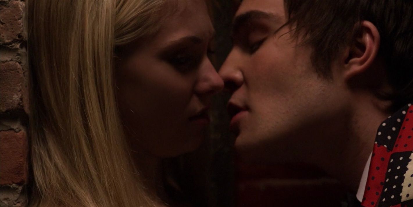 Chuck and Jenny kiss in Gossip Girl