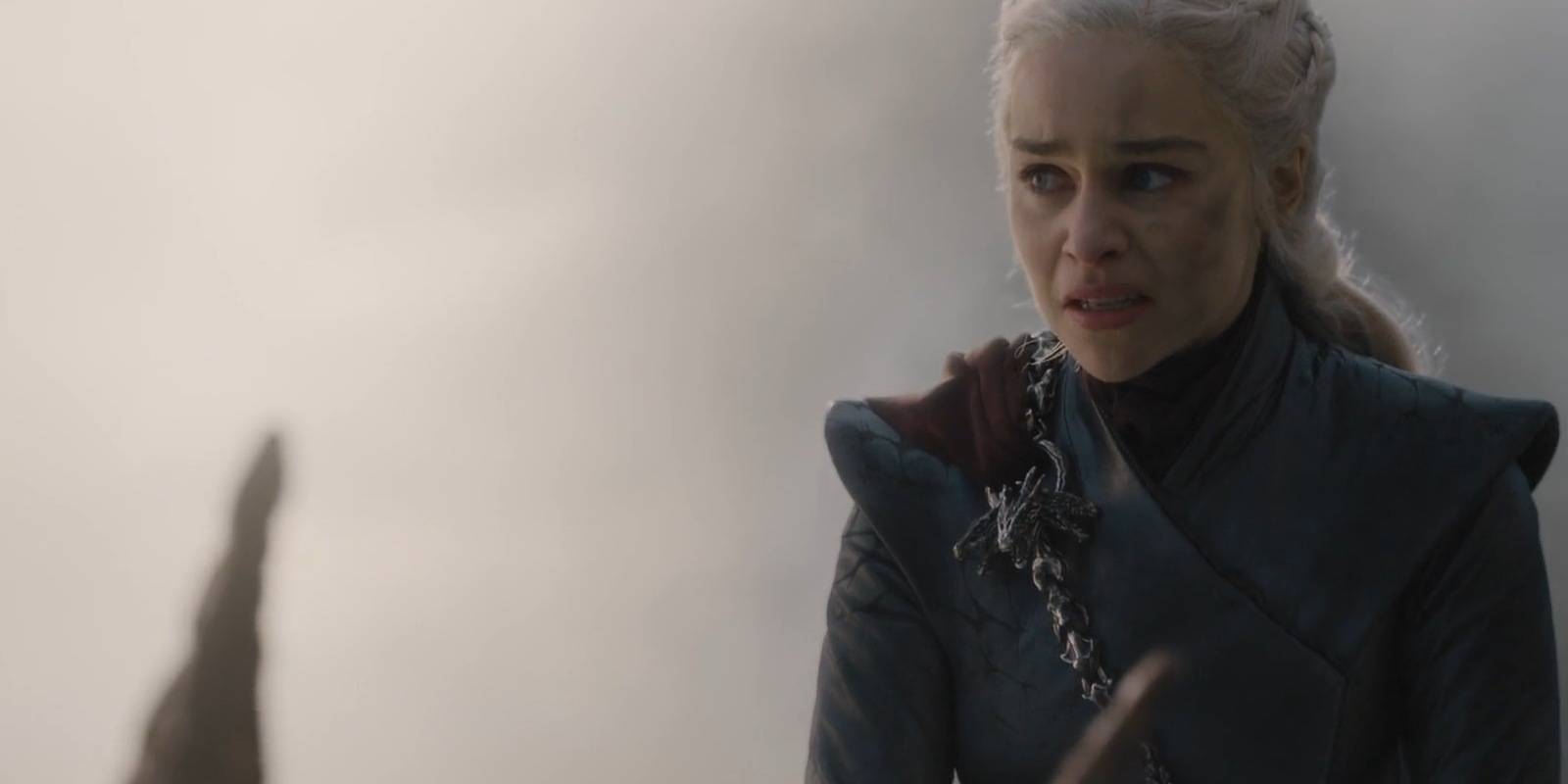 Daenerys olhando para uma ruína de Porto Real.