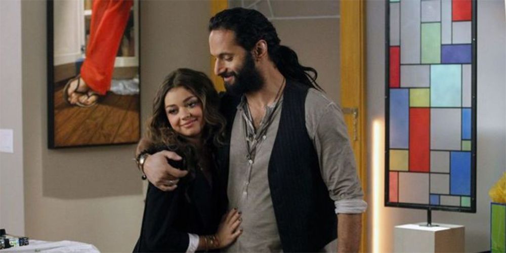 Haley hugging her boyfriend Kenny on Modern Family
