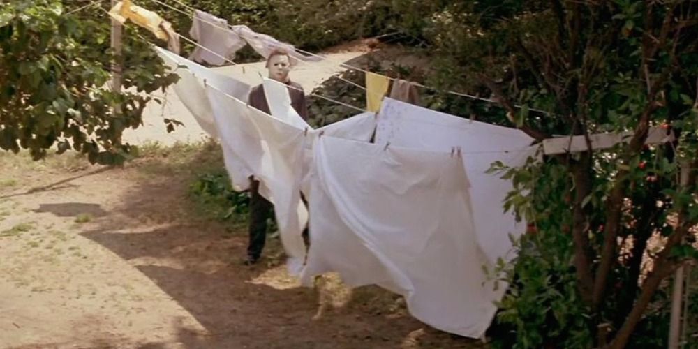 ハロウィーンで干された洗濯物の列の間に立つマイケル・マイヤーズ (1978)