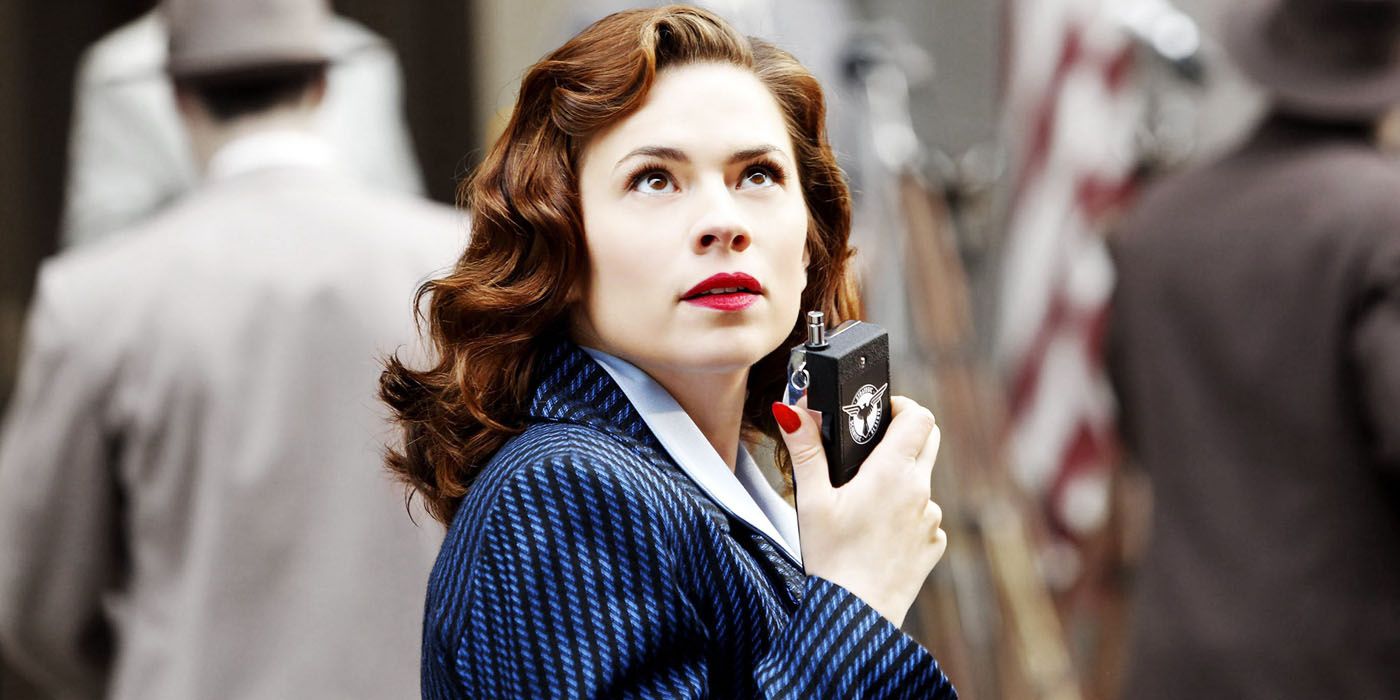 Agent Peggy Carter turns around in the middle of a busy street