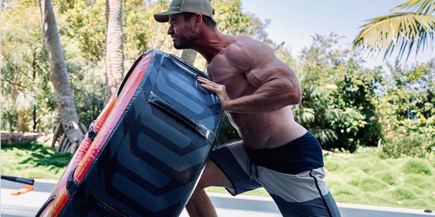 Thor 4 Set Photo Shows Chris Hemsworth's Massive Muscles & Korg Return