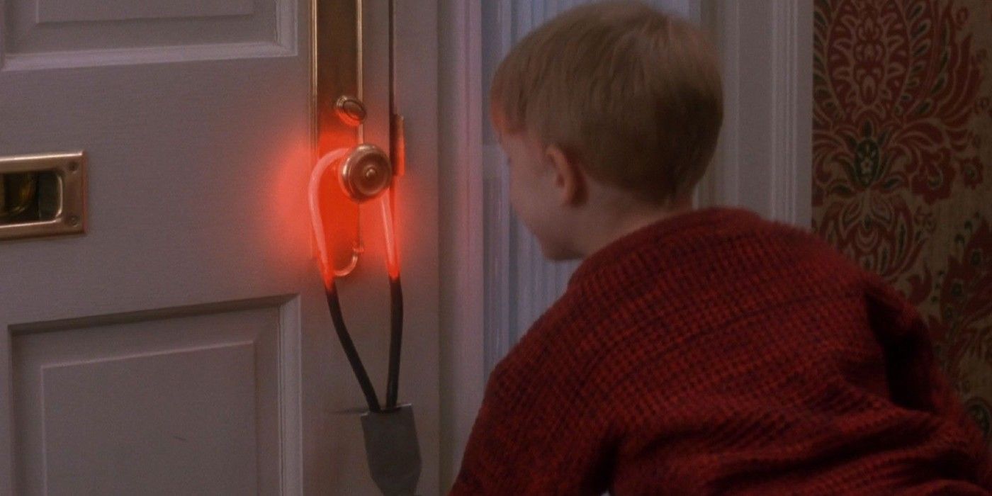 Kevin esquenta uma maçaneta em Home Alone