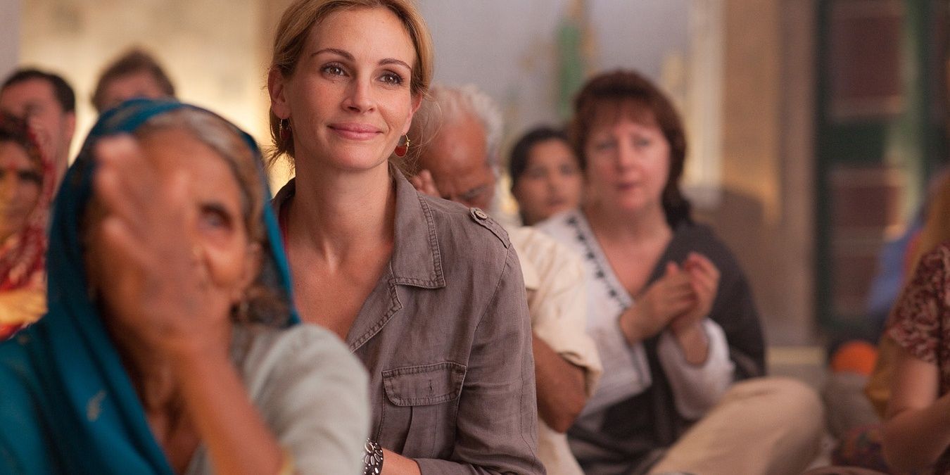 Julia Roberts rezando em um templo hindu em cena de Eat, Pray, Love