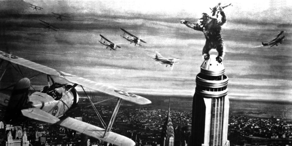 キングコングがエンパイアステートビルの頂上で飛行機と戦う。