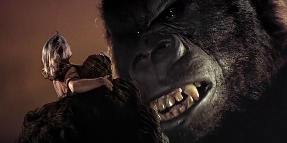 1976 年の映画で、キング コングがドワンを抱き上げて顔を向ける様子のクローズ アップ