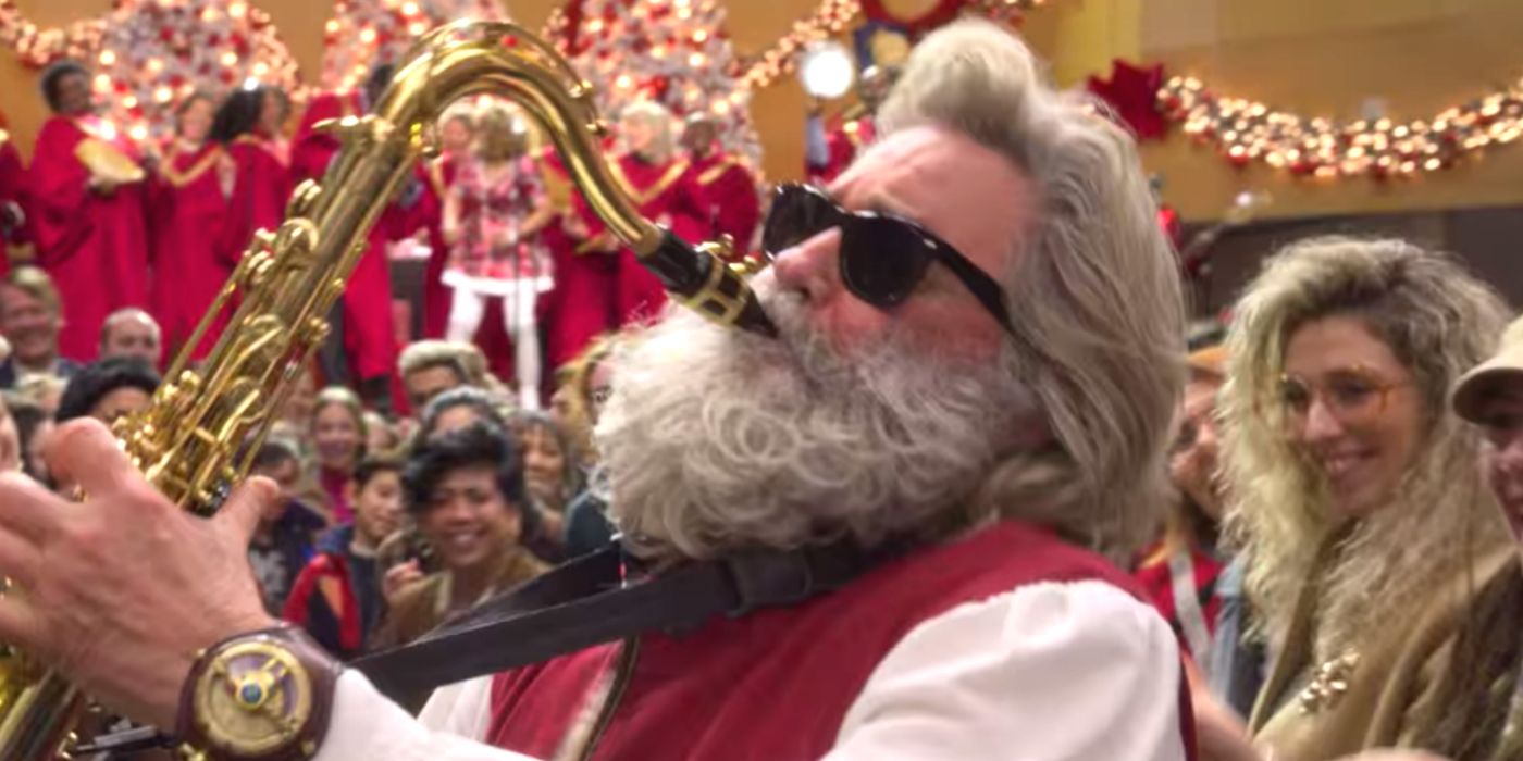 Kurt Russell como Papai Noel tocando sax em The Christmas Chronicles 2