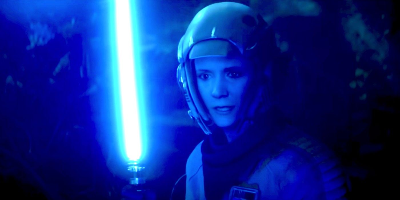 Leia stands holding her blue lightsaber in Rise of Skywalker