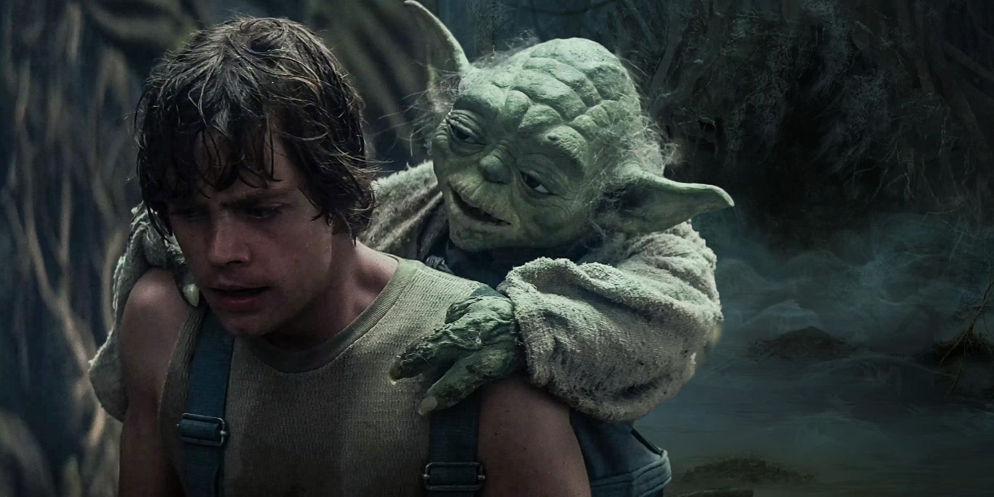 Luke carrega Yoda enquanto treina em Dogobah em O Império Contra-Ataca