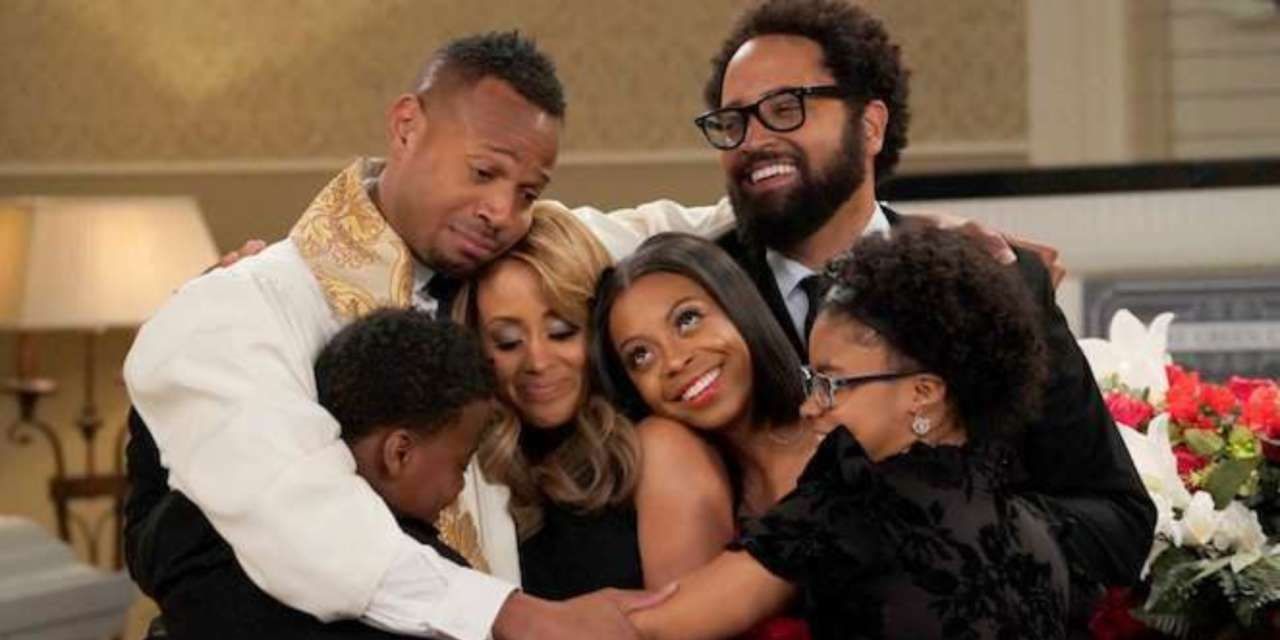 Marlon Wayans and the cast of Marlon in a group hug 