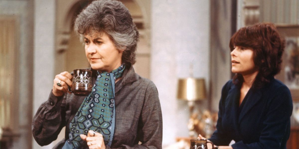 Bea Arthur as Maude Findlay in Maude, drinking tea or coffee and talking with her daughter, Carol