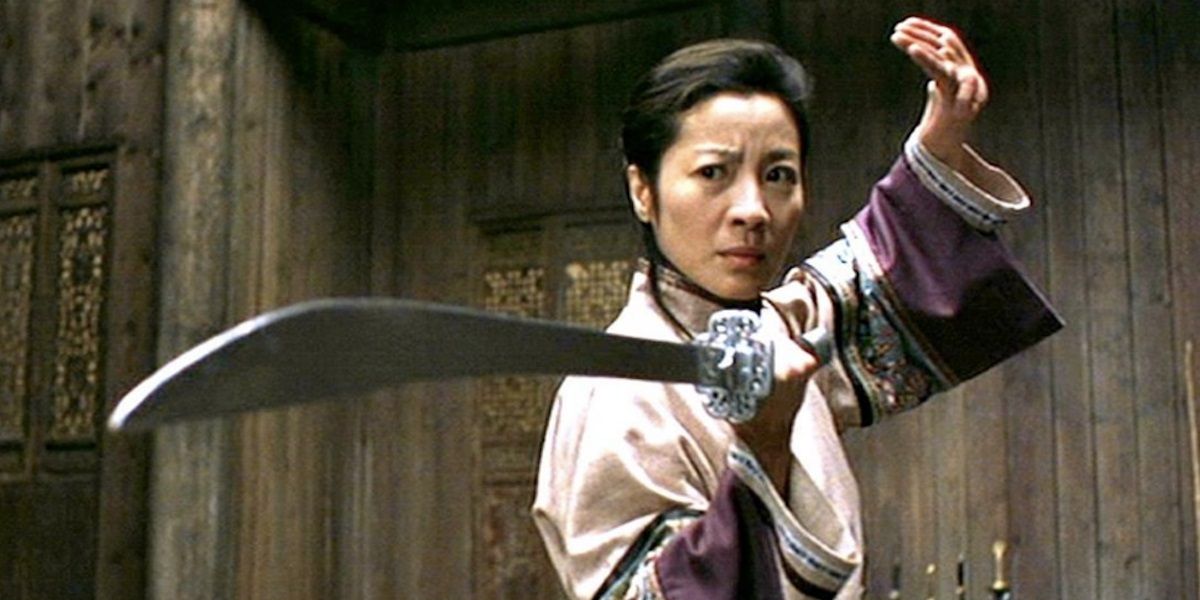 Michelle Yeoh memegang pedang di Crouching Tiger, Hidden Dragon.