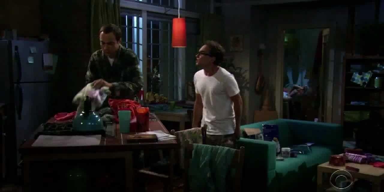 Sheldon limpando o apartamento de Penny no escuro no TBBT