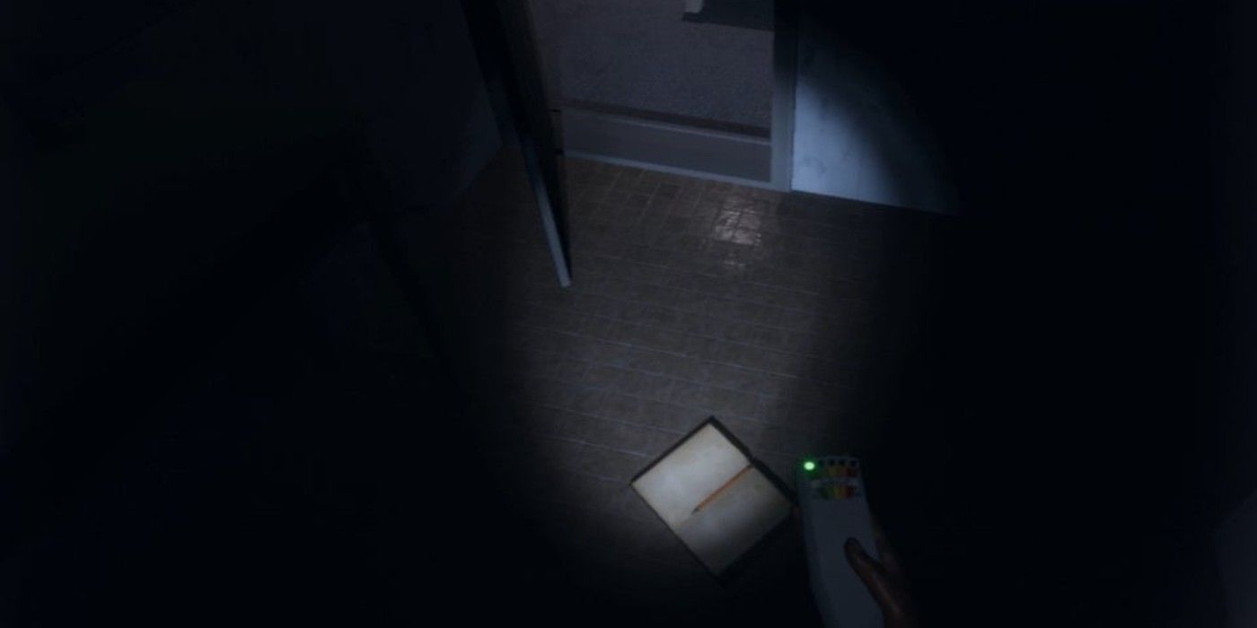 A player uses the EMF Reader and a Mounted Flashlight in Phasmophobia
