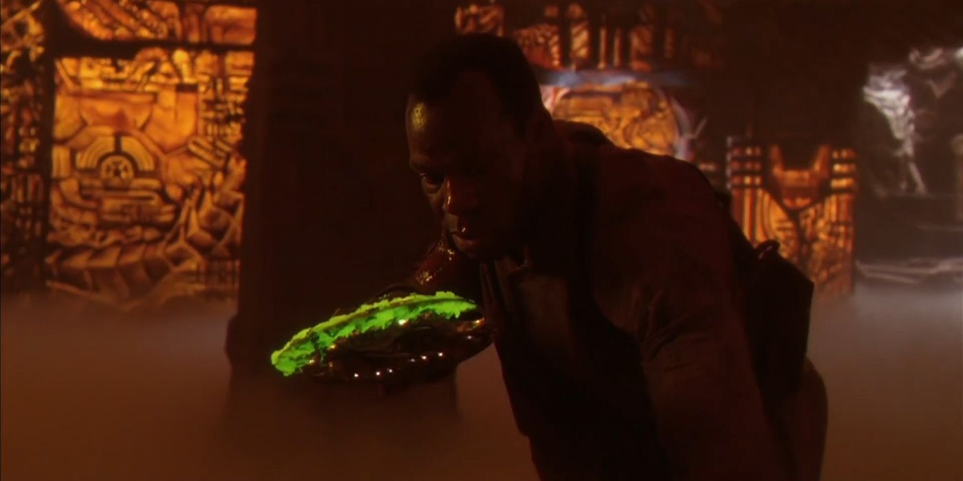 danny glover holding weapon in spaceship in predator 2